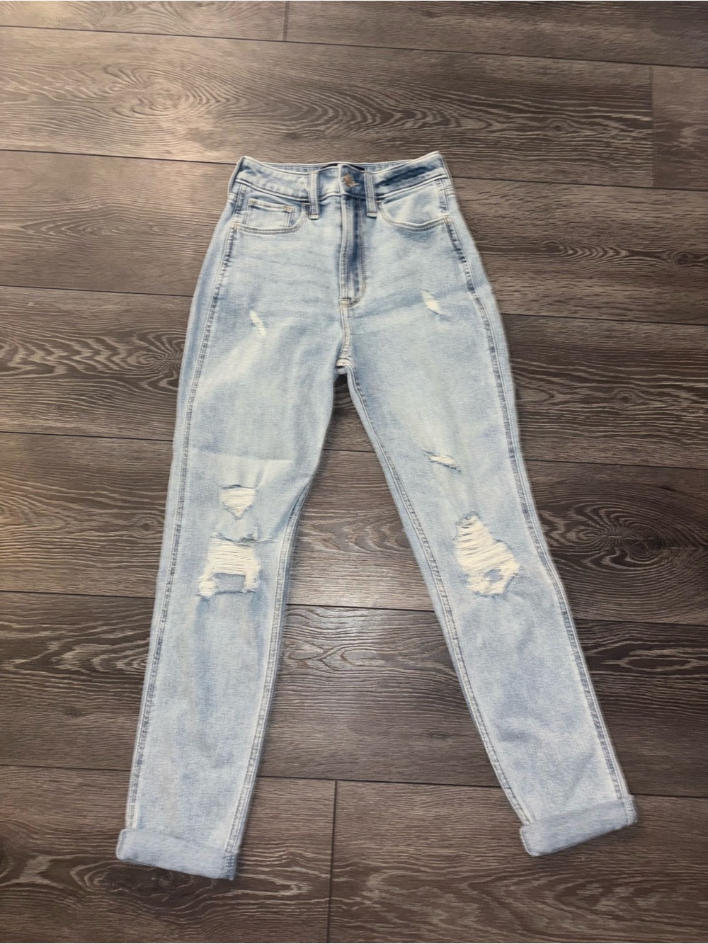 Womenโs Hollister Light Wash Distressed 23R Mom Jeans